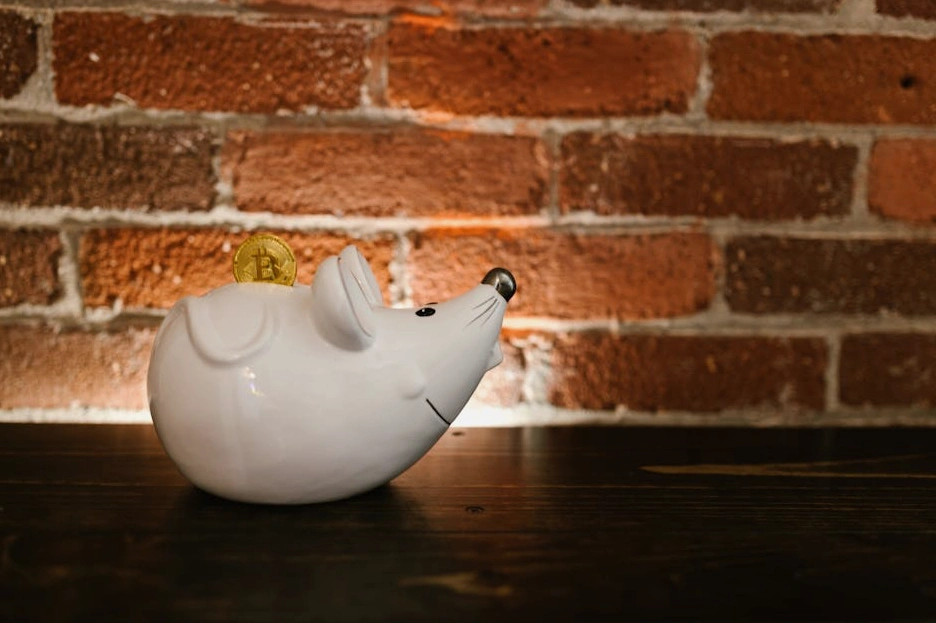 Koláž různých finančních instrumentů, jako jsou akcie, komodity a forexové páry.