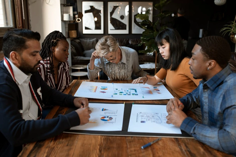 Rozmanitý tým finančních analytiků spolupracuje v moderní kanceláři.