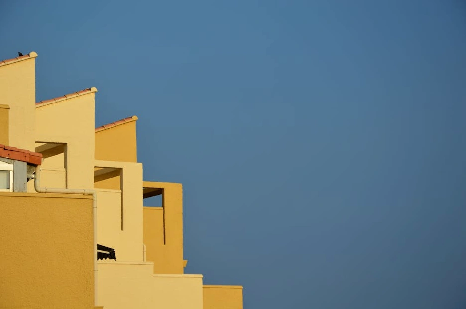 Moderní kancelářská budova System IT Services za slunečného dne